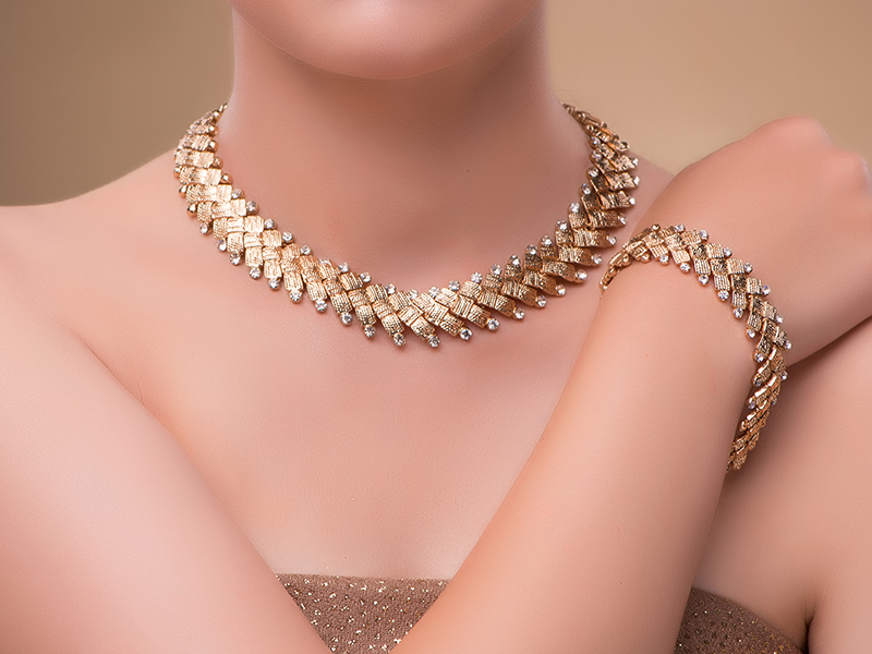 Femme avec des bijoux en or