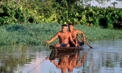 Amérindien sur le fleuve